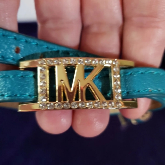 Michael Kors Double Wrap Rhinestone on gold ✨️ bracelet! Pristine Condition! - Picture 2 of 10